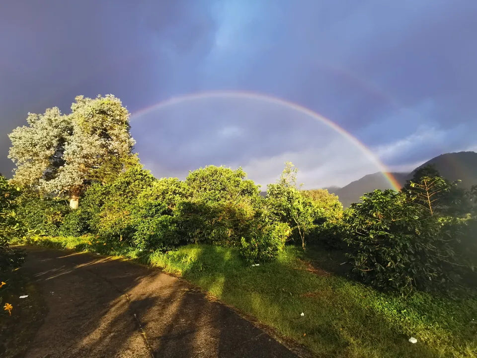 Arcoíris sobre árboles y montañas en Boquete, Chiriquí
